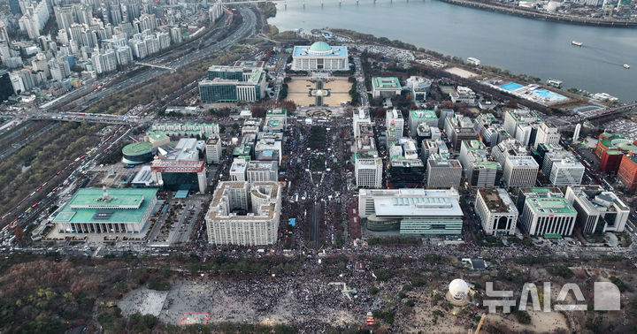 [서울=뉴시스] 김선웅 기자 = 윤석열 대통령에 대한 국회 탄핵소추안이 가결된 14일 서울 여의도 국회의사당 앞에서 열린 촛불집회에서 시민들이 대통령 퇴진을 촉구하고 있다. 2024.12.14. mangusta@newsis.com