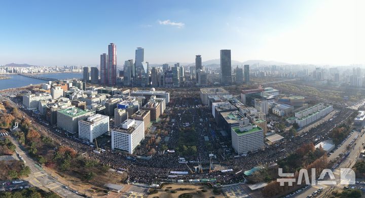 [서울=뉴시스] 조성봉 기자 = 윤석열 대통령에 대한 국회 탄핵소추안이 가결된 14일 서울 여의도 국회의사당 앞에서 열린 촛불집회에서 시민들이 대통령 퇴진을 촉구하고 있다. 2024.12.14. suncho21@newsis.com