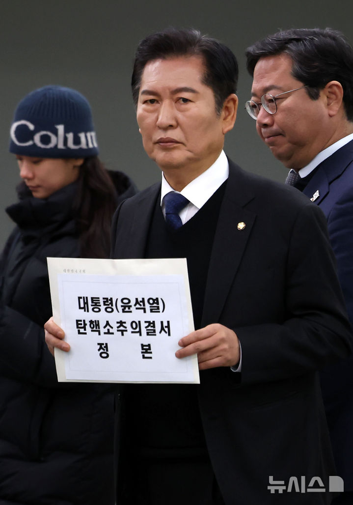 [서울=뉴시스] 홍효식 기자 = 윤석열 대통령에 대한 탄핵소추안 재표결이 가결된 14일 오후 서울 종로구 헌법재판소 민원실에서 정청래 국회 법제사법위원장이 윤석열 대통령 탄핵소추의결서를 제출하기 위해 이동하고 있다. 2024.12.14. yesphoto@newsis.com