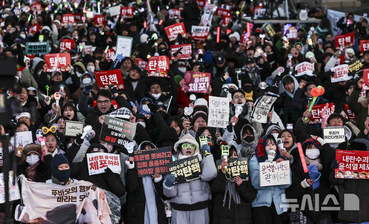 [서울=뉴시스] 김근수 기자 = 윤석열 대통령에 대한 탄핵 소추안 재표결이 통과된 14일 서울 여의도 국회의사당 앞에서 시민들이 윤석열 대통령 탄핵소추안 국회 통과 촉구 집회에서 기뻐하고 있다. 2024.12.14. ks@newsis.com