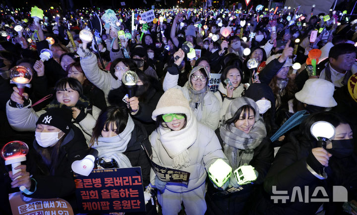 [서울=뉴시스] 최동준 기자 = 윤석열 대통령 탄핵안이 가결된 14일 서울 영등포구 국회 앞에서 열린 촛불집회에 참가한 시민들이 노래 떼창을 즐기고 있다. 2024.12.14. photocdj@newsis.com