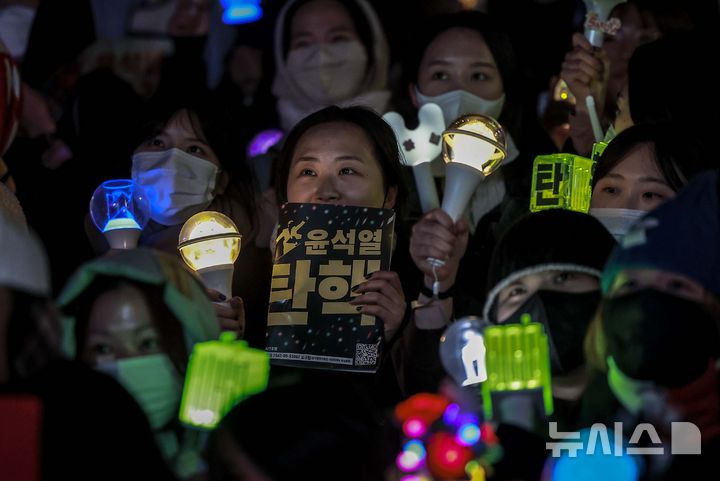 [서울=뉴시스] 정병혁 기자 = 윤석열 대통령 탄핵소추안 재표결이 가결된 14일 서울 영등포구 국회 앞에서 열린 '내란수괴 윤석열 즉각탄핵' 범국민 촛불대행진에서 시민들이 기뻐하고 있다. 2024.12.14. jhope@newsis.com