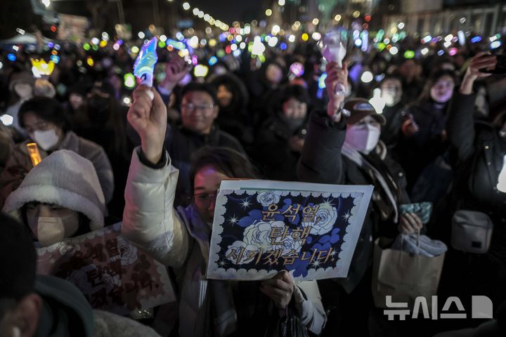 [서울=뉴시스] 정병혁 기자 = 윤석열 대통령 탄핵소추안 재표결이 가결된 14일 서울 영등포구 국회 앞에서 열린 '내란수괴 윤석열 즉각탄핵' 범국민 촛불대행진에서 시민들이 기뻐하고 있다. 2024.12.14. jhope@newsis.com