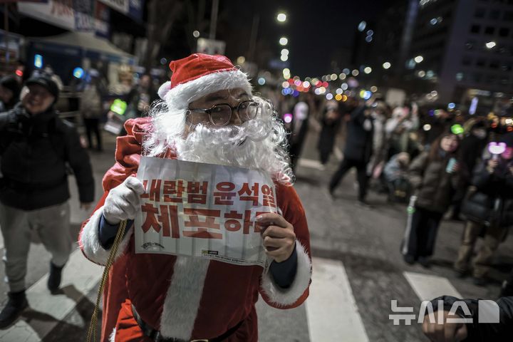 [서울=뉴시스] 정병혁 기자 = 윤석열 대통령 탄핵소추안 재표결이 가결된 14일 서울 영등포구 국회 앞에서 열린 '내란수괴 윤석열 즉각탄핵' 범국민 촛불대행진에서 시민들이 기뻐하고 있다. 2024.12.14. jhope@newsis.com