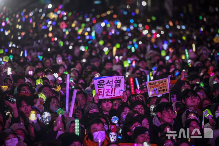 [서울=뉴시스] 정병혁 기자 = 윤석열 대통령 탄핵소추안 재표결이 가결된 14일 서울 영등포구 국회 앞에서 열린 '내란수괴 윤석열 즉각탄핵' 범국민 촛불대행진에서 시민들이 기뻐하고 있다. 2024.12.14. jhope@newsis.com