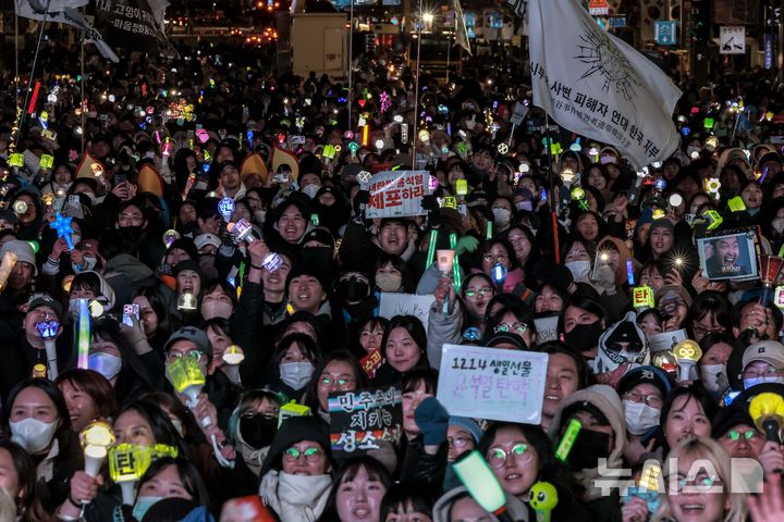 [서울=뉴시스] 정병혁 기자 = 윤석열 대통령 탄핵소추안 재표결이 가결된 14일 서울 영등포구 국회 앞에서 열린 '내란수괴 윤석열 즉각탄핵' 범국민 촛불대행진에서 시민들이 기뻐하고 있다. 2024.12.14. jhope@newsis.com