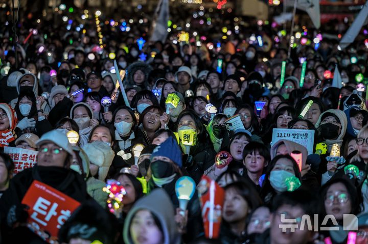 [서울=뉴시스] 정병혁 기자 = 윤석열 대통령 탄핵소추안 재표결이 가결된 14일 서울 영등포구 국회 앞에서 열린 '내란수괴 윤석열 즉각탄핵' 범국민 촛불대행진에서 시민들이 기뻐하고 있다. 2024.12.14. jhope@newsis.com