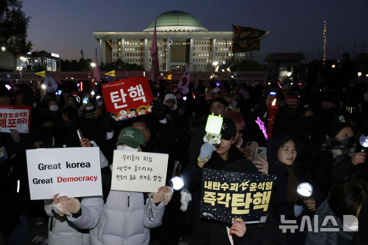 [서울=뉴시스] 최동준 기자 = 윤석열 대통령 탄핵안이 가결된 14일 서울 영등포구 국회 앞에서 열린 촛불집회에 참가한 시민들이 기뻐하고 있다. 2024.12.14. photocdj@newsis.com