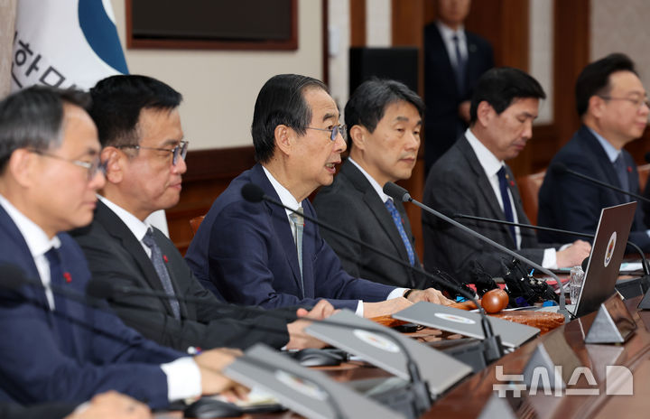 [서울=뉴시스] 배훈식 기자 = 한덕수 대통령 권한대행 겸 국무총리가 14일 오후 서울 종로구 정부서울청사에서 열린 국무회의에서 발언하고 있다. 2024.12.14. dahora83@newsis.com