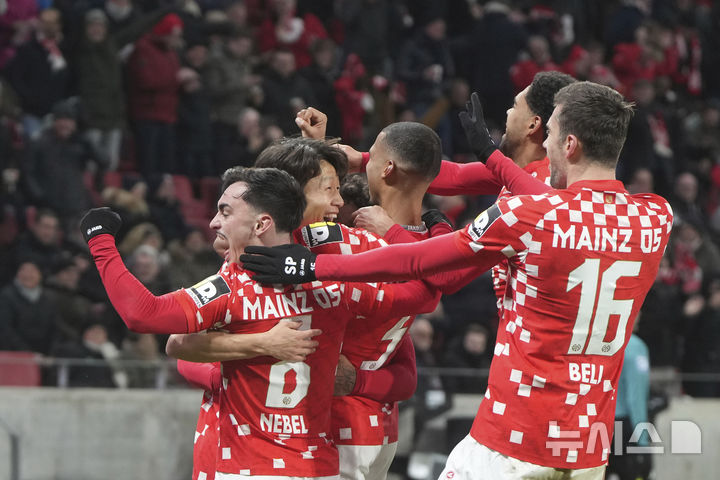 [마인츠=AP/뉴시스] 마인츠의 이재성(왼쪽 두 번째)이 14일(현지시각) 독일 마인츠의 메바 아레나에서 열린 2024-25 분데스리가 14라운드 바이에른 뮌헨과의 경기 후반 15분 추가 골을 넣은 후 동료들과 기쁨을 나누고 있다. 이재성은 멀티 골을 기록해 김민재가 버틴 뮌헨을 2-1로 이기며 뮌헨에 리그 첫 패배를 안겼다. 2024.12.15.