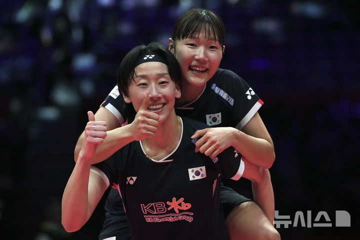 [항저우=AP/뉴시스] HSBC 세계배드민턴연맹(BWF) 월드 투어 파이널스 2024에서 우승을 차지한 백하나(왼쪽)-이소희 조. 2024. 12. 14.