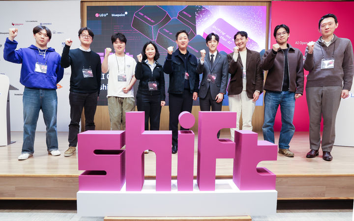 LG유플러스 홍범식 사장이 공식 첫 행보로 스타트업 발굴 및 육성 프로그램인 ‘쉬프트(Shift)’ 데모데이 행사에 참석했다. 사진은 홍범식 사장(왼쪽에서 다섯번 째)이 쉬프트에 선발된 스타트업 대표와 기념사진을 촬영하는 모습. (사진=LG유플러스 제공) *재판매 및 DB 금지