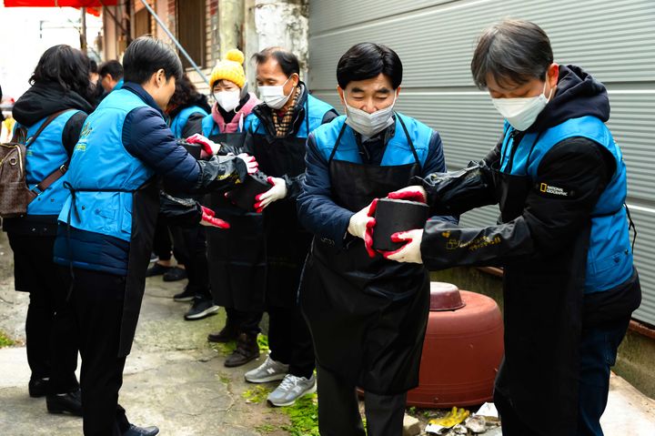 [대구=뉴시스] 영진사이버대학교 사회봉사단은 연말을 맞아 지역사회의 소외된 이웃에게 사랑의 연탄 나눔 봉사활동을 전개하고 있다. (사진=영진사이버대 제공) 2024.12.15. photo@newsis.com *재판매 및 DB 금지