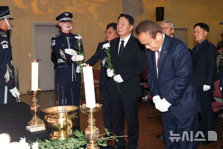 [성남=뉴시스] 성남시의회가 성남시니어산업혁신센터 대강당에서 열린 고(故) 이상희 대위 순직 33주기 추모식에 참석하고 있다. (사진=성남시의회 제공) 2024.12.15. photo@newsis.com