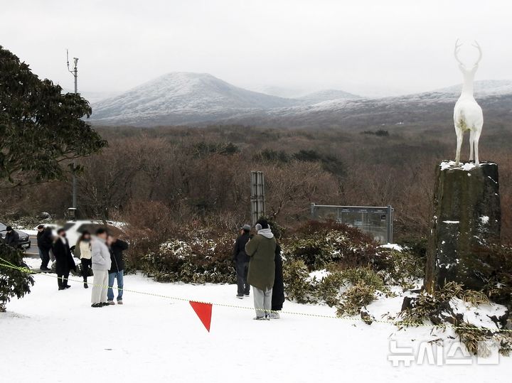 [제주=뉴시스] 오영재 기자 = 눈이 쌓인 15일 제주 한라산 1100고지습지 사슴동산에서 방문객의 발길이 이어지고 있다. 2024.12.15. oyj434@newsis.com 