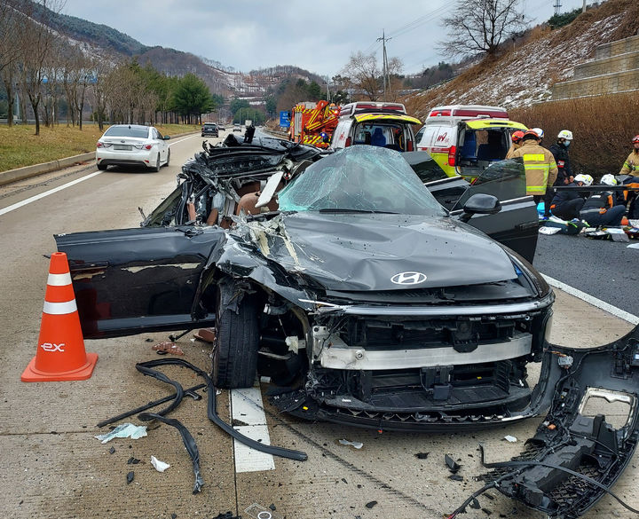 [장수=뉴시스] 15일 낮 12시27분께 전북 장수군 장계면 대전통영고속도로 상행선 집재터널 인근에서 승용차가 갓길에 정차 중이던 8.5t 화물차를 뒤에서 들이받아 승용차 앞부분이 파손돼 있다. (사진=전북특별자치도소방본부 제공) 2024.12.15. photo@newsis.com *재판매 및 DB 금지