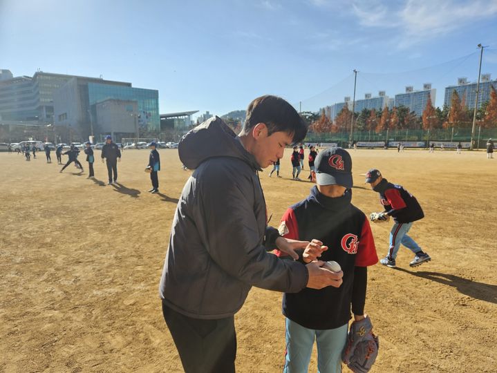 [서울=뉴시스] 유소년 선수를 지도하는 롯데 자이언츠 김진욱. (사진=최동원기념사업회 제공) *재판매 및 DB 금지