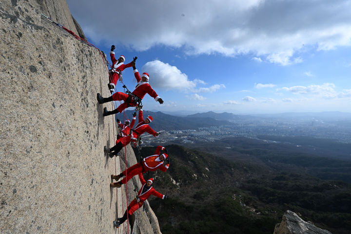 [서울=뉴시스]도봉산에 불을 지르겠다고 경찰에 허위 신고한 60대 남성이 지난달 26일 징역형 집행유예를 선고받았다. 사진은 2025년 미아르 피크 (Miar Peak·6824m) 원정대 심권식 대장과 대원들이 성탄절을 앞둔 지난해 12월 15일 서울 도봉구 도봉산 남측크랙에서 산타 복장을 하고 퍼포먼스 등반을 하는 모습. (사진-바보산 클럽제공) 2025.04.24. photo@newsis.com *재판매 및 DB 금지