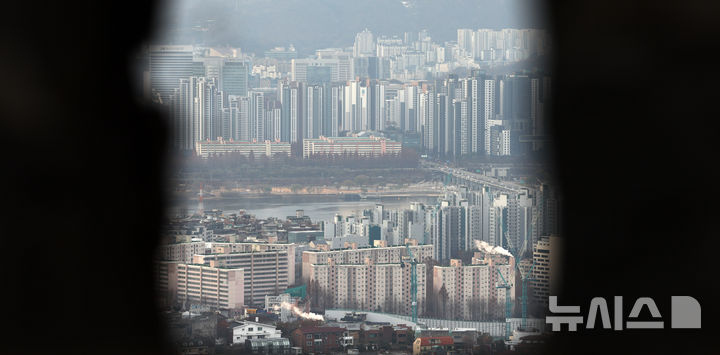 [서울=뉴시스] 전신 기자 = 15일 남산에서 바라본 서울 시내 아파트 단지 모습. 2024.12.15. photo1006@newsis.com