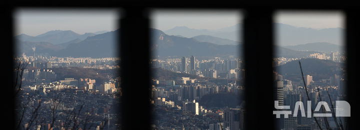 [서울=뉴시스] 전신 기자 = 윤석열 대통령의 탄핵으로 부동산 시장이 심각한 불확실성에 휩싸였다. 앞서 박근혜 전 대통령 탄핵 정국 당시 아파트값은 단기간 하락했다.사진은 15일 남산에서 바라본 서울 시내 아파트 단지 모습. 2024.12.15. photo1006@newsis.com