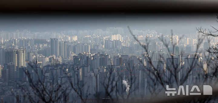 [서울=뉴시스] 전신 기자 = 지난 15일 남산에서 바라본 서울 시내 아파트 단지 모습. 2024.12.15. photo1006@newsis.com