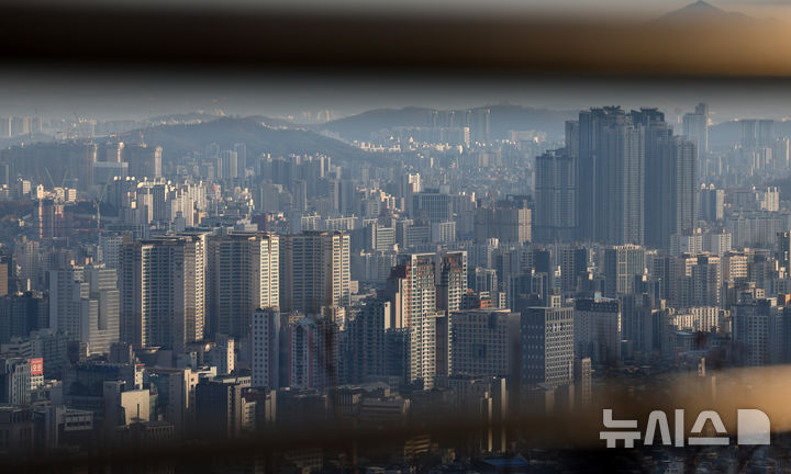 [서울=뉴시스] 전신 기자 = 윤석열 대통령의 탄핵으로 부동산 시장이 심각한 불확실성에 휩싸였다. 앞서 박근혜 전 대통령 탄핵 정국 당시 아파트값은 단기간 하락했다.사진은 15일 남산에서 바라본 서울 시내 아파트 단지 모습. 2024.12.15. photo1006@newsis.com