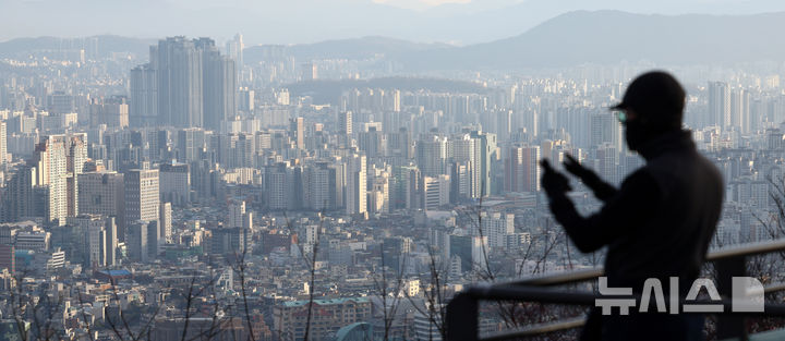 [서울=뉴시스] 전신 기자 = 윤석열 대통령의 탄핵으로 부동산 시장이 심각한 불확실성에 휩싸였다. 앞서 박근혜 전 대통령 탄핵 정국 당시 아파트값은 단기간 하락했다.사진은 15일 남산에서 바라본 서울 시내 아파트 단지 모습. 2024.12.15. photo1006@newsis.com