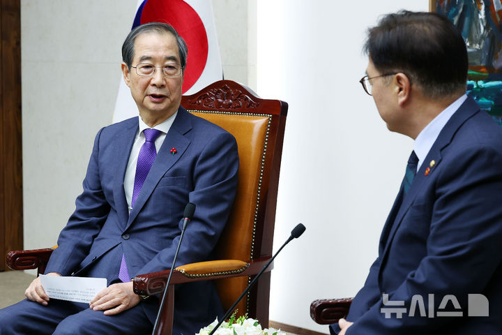 [서울=뉴시스] 최진석 = 한덕수 대통령 권한대행 겸 국무총리가 15일 서울 여의도 국회에서 우원식 국회의장을 예방해 발언하고 있다. 2024.12.15. myjs@newsis.com