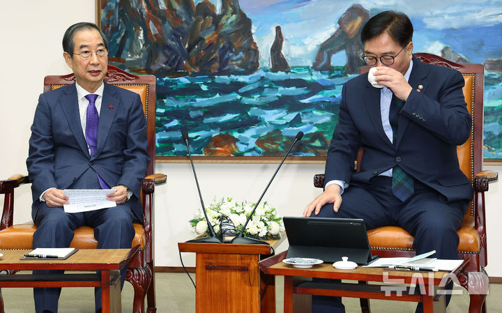 [서울=뉴시스] 최진석 = 한덕수 대통령 권한대행 겸 국무총리가 15일 서울 여의도 국회에서 우원식 국회의장을 예방해 발언하고 있다. 2024.12.15. myjs@newsis.com