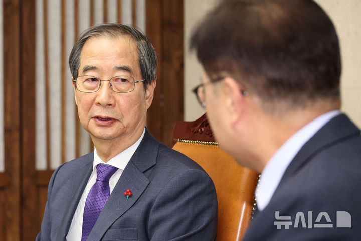 [서울=뉴시스] 권창회 기자 = 한덕수 대통령 권한대행 겸 국무총리가 15일 오후 서울 여의도 국회에서 우원식 국회의장을 예방하며 발언하고 있다. 2024.12.15. kch0523@newsis.com