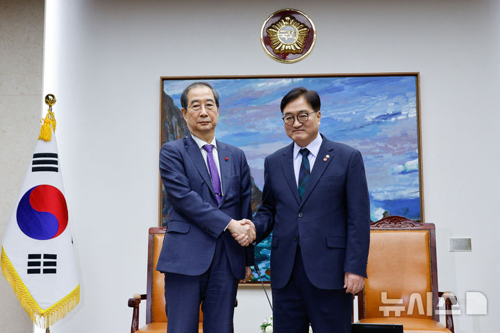 [서울=뉴시스] 국회사진기자단 = 한덕수 대통령 권한대행 겸 국무총리가 15일 오후 서울 여의도 국회에서 우원식 국회의장을 예방해 기념촬영 하고 있다. 2024.12.15. photo@newsis.com