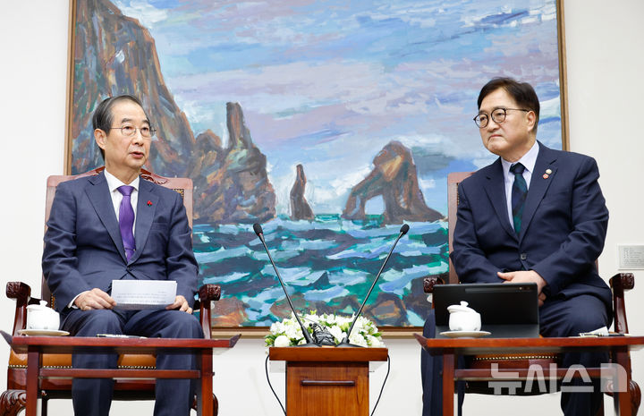 [서울=뉴시스] 국회사진기자단 = 한덕수 대통령 권한대행 겸 국무총리가 15일 오후 서울 여의도 국회에서 우원식 국회의장을 예방해 발언하고 있다. 2024.12.15. photo@newsis.com