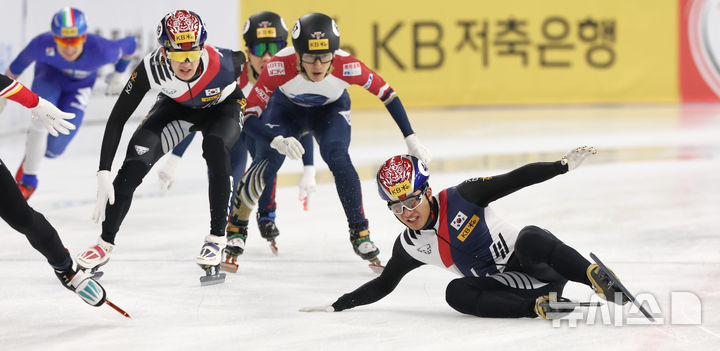 [서울=뉴시스] 김금보 기자 = 15일 서울 양천구 목동 실내빙상장에서 열린 KB금융 2024~2025 ISU 쇼트트랙 월드투어 4차 대회 남자 계주 결승에서 김태성(서울시청)이 박장혁(스포츠토토)과 터치하는 과정에서 중심을 잃고 넘어지고 있다. 2024.12.15. kgb@newsis.com