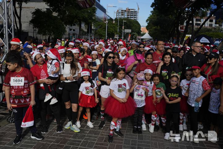 [카라카스=AP/뉴시스] 15일(현지시각) 베네수엘라 카라카스에서 '산타 런' 행사가 열려 참가자들이 출발 신호를 기다리고 있다. 2024.12.16.