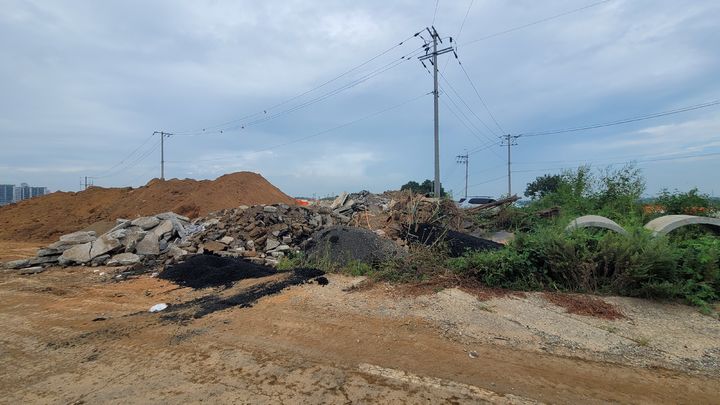 [수원=뉴시스] 덮개를 미설치한 상태로 보관 중인 건설폐기물. (사진=경기도 제공) 2024.12.16. photo@newsis.com *재판매 및 DB 금지