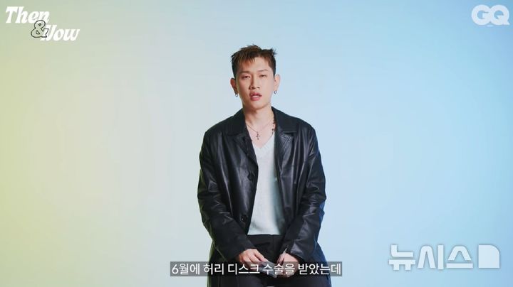 [서울=뉴시스]크러쉬가 유튜브 채널 ‘GQ 코리아’에 출연해 허리디스크 수술 사실을 이야기 하고 있다.(사진= GQ 코리아 제공) 2024.12.16. photo@newsis.com. 