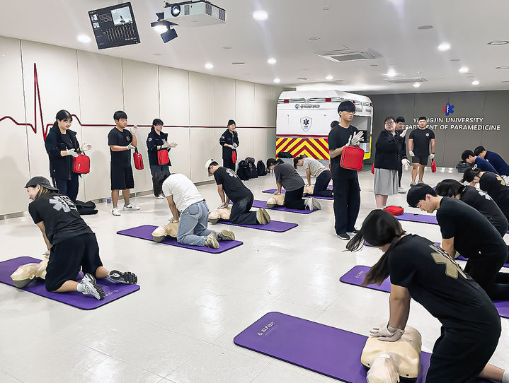 [대구=뉴시스] 영진전문대학교 응급구조과가 실습을 하고 있다. (사진=영진전문대 제공) 2024.12.16. photo@newsis.com *재판매 및 DB 금지
