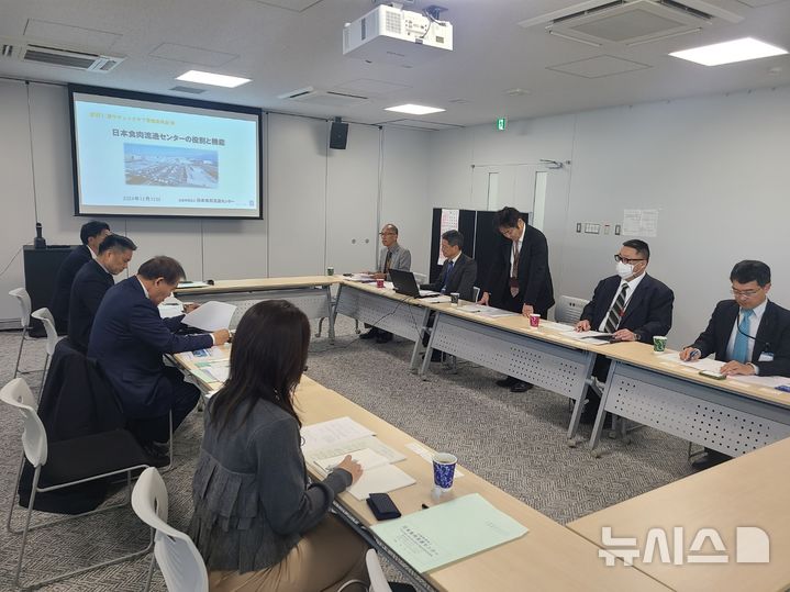 [세종=뉴시스]지난 12일 일본 카와사키시에 위치한 일본식육유통센터에서, 한우자조금과 일본 농축산업진흥기구(ALIC) 및 식육유통센터 참석자들이 정보교류회를 개최하고 있다. (사진=한우자조금 제공)