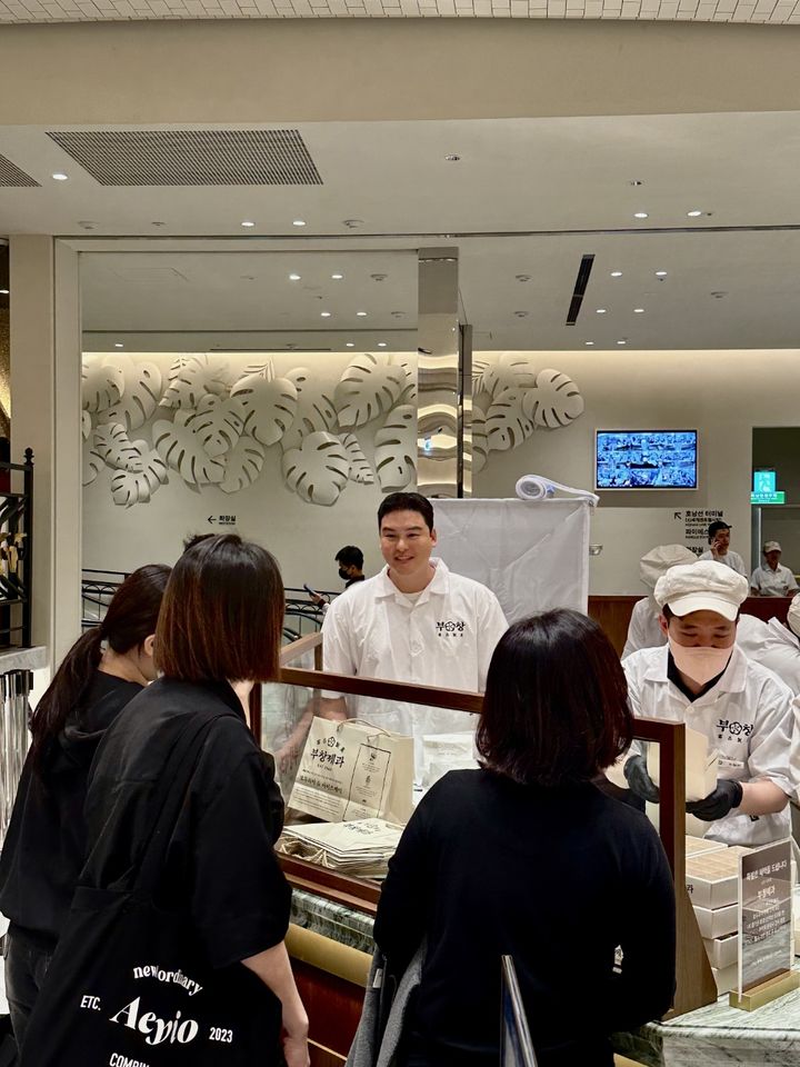 배우 이장우가 서울 신세계백화점 강남점 스위트파크 내 문을 연 부창제과 1호점을 방문해 고객과 만나고 있다. (사진=FG 제공) *재판매 및 DB 금지