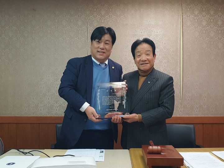 [대구=뉴시스] 대구시 수성구의회는 차현민 수성구의원이 주민 안전 문제 해결에 대한 공로로 지역 주민들로부터 감사패를 받고 있다. (사진=대구시 수성구의회 제공) 2024.12.16. photo@newsis.com *재판매 및 DB 금지