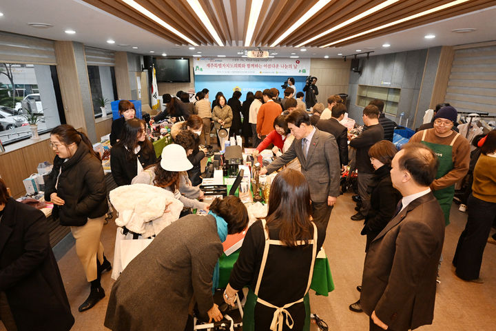 [제주=뉴시스] 양영전 기자 = 16일 오후 제주도의회 도민카페에서 '2024 송년 나눔의 날 행사'가 열리고 있다. (사진=제주도의회 제공) 2024.12.16. photo@newsis.com *재판매 및 DB 금지