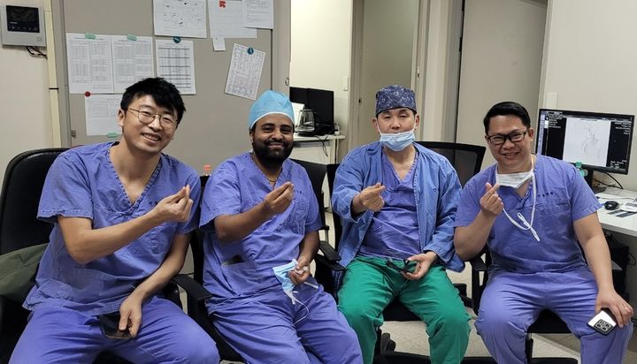 [안동=뉴시스] 안동병원 황대현 교수와 연수에 참여한 해외 의료진 3명이 기념사진을 찍고 있다. (사진=안동병원 제공) 2024.12.16. photo@newsis.com *재판매 및 DB 금지