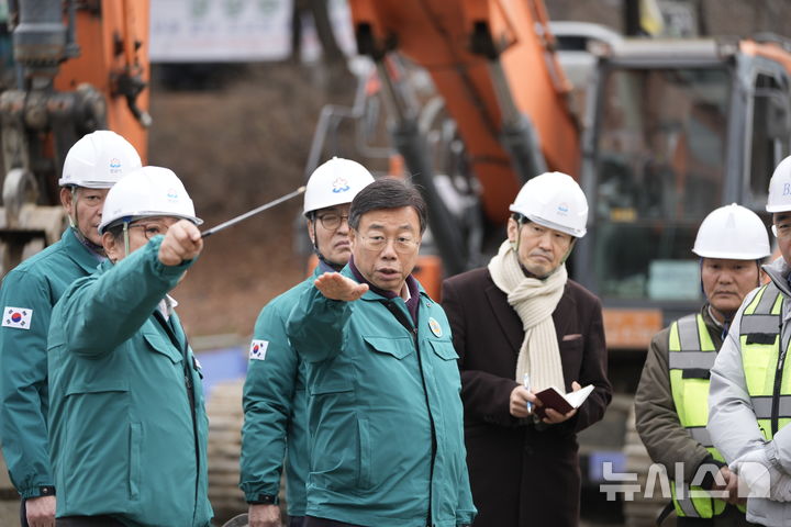 [성남=뉴시스] 신상진 성남시장이 16일 탄천 교량 복구공사 현장을 점검하고 있다.(사진=성남시 제공)2024.12.16.photo@newsis.com