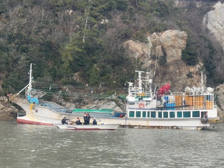 [진도=뉴시스] 16일 오후 1시59분께 전남 진도군 양덕도 주변 해상에서 24t급 근해자망 어선 A호가 좌초돼 선원 12명이 해경에 의해 무사구조됐다. (사진 = 목포해경 제공) 2024.12.16. photo@newsis.com *재판매 및 DB 금지