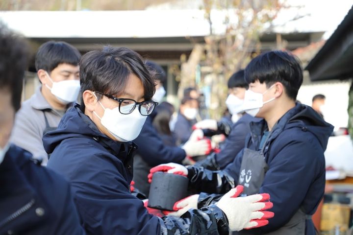 [서울=뉴시스]에코프로 임직원들이 취약계층 가구에 연탄을 배달하고 있다. (사진=에코프로) 2024.12.17 photo@newsis.com *재판매 및 DB 금지