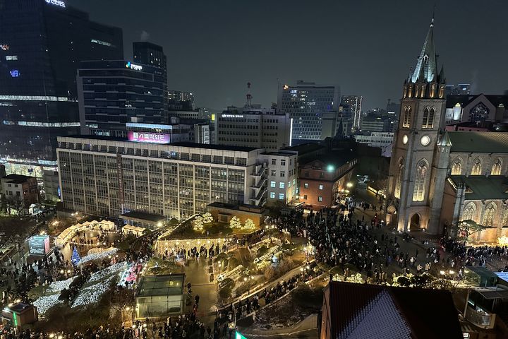 [서울=뉴시스] 지난 2023년 12월 24일 명동성당 일대에서 열린 '명동, 겨울을 밝히다' 축제 현장 (사진=천주교 서울대교구 제공) 2024.12.16. photo@newsis.com *재판매 및 DB 금지