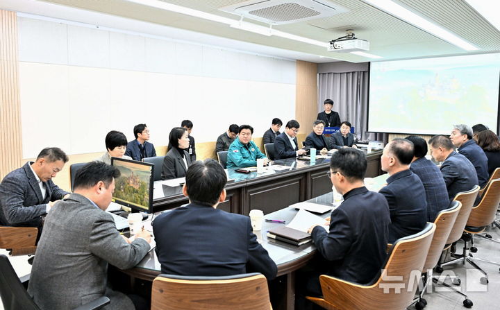 [시흥=뉴시스] 임병택 시흥시장이 16일 '민생 안정 긴급회의'를 열고, 참석 공무원들에게 "시민의 안정된 일상을 지키기 위해 최선을 다해달라"고 당부하고 있다. (사진=시흥시 제공) 2024.12.16. photo@newsis.com