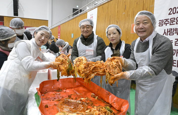 [순창=뉴시스] 지난 14일 순창군장애인체육관에서 열린 '제1회 순창 아너스클럽 김장체험·페스티벌', 최영일 군수(오른쪽 첫번째)와 참여한 아너스클럽 회원들이 김장김치를 담그며 즐거워하고 있다. *재판매 및 DB 금지