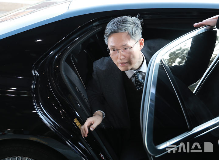 [서울=뉴시스] 정병혁 기자 = 문형배 헌법재판소장 권한대행이 16일 서울 종로구 헌법재판소로 출근하고 있다. 2024.12.16. jhope@newsis.com