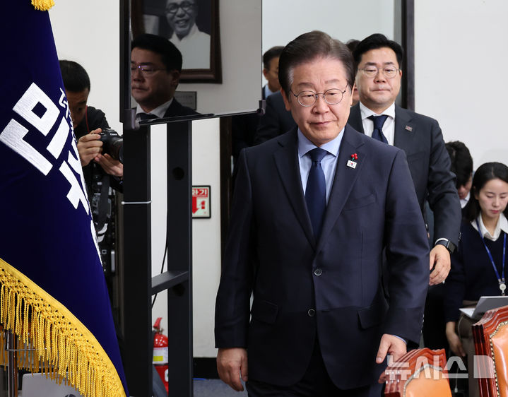 [서울=뉴시스] 조성우 기자 = 이재명 더불어민주당 대표와 박찬대 원내대표 등 지도부가 16일 오전 서울 여의도 국회에서 열린 최고위원회의에 참석하고 있다. 2024.12.16. xconfind@newsis.com